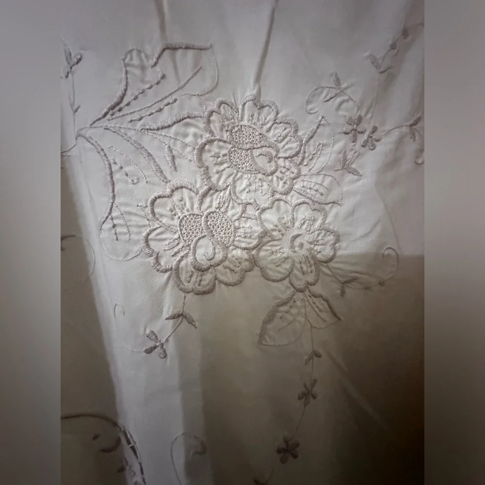 Vintage Off White Embroidered Tablecloth Oval Scalloped Edges Apprx 78 x 63